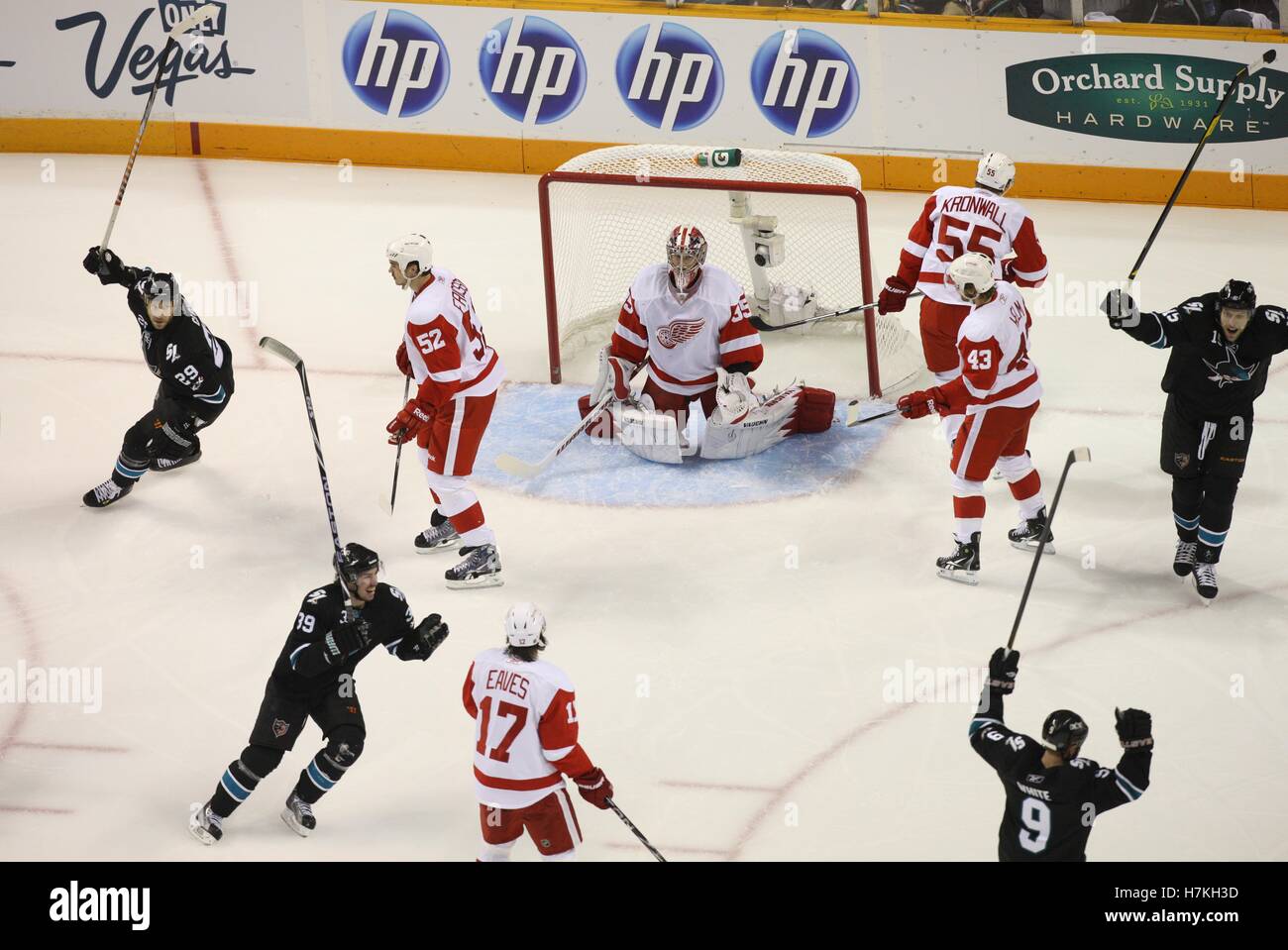 1. Mai 2011; San Jose, CA, USA; San Jose Sharks Verteidiger Ian White (9) feiert nach ein Tor vorbei an Detroit Red Wings Torwart Jimmy Howard (35) in der ersten Phase des Spiels zwei der western Conference Halbfinale der Stanley Cup Playoffs 2011 im HP Pavilion. Die Haie besiegten die Red Wings 2: 1. Stockfoto