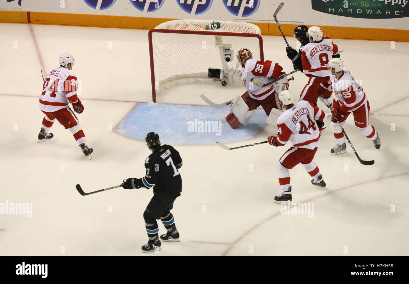 1. Mai 2011; San Jose, CA, USA; San Jose Sharks Verteidiger Niclas Wallin (7) Uhren, da er ein Tor vorbei an Detroit Red Wings Torwart Jimmy Howard (35) während der dritten Periode von Spiel zwei der western Conference Halbfinale der Stanley Cup Playoffs 2011 im HP Pavilion erzielt. Die Haie besiegten die Red Wings 2: 1. Stockfoto