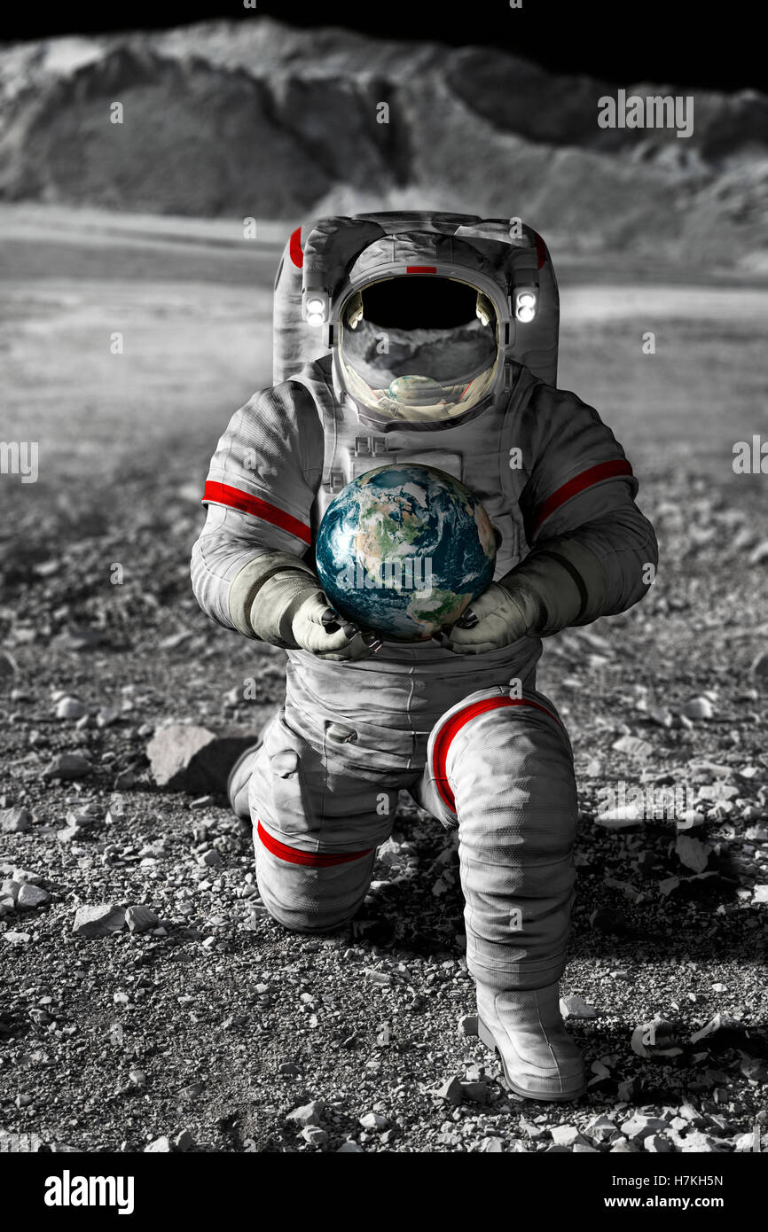 Astronaut hält einen Globus der Erde an der Oberfläche der Monde Stockfoto