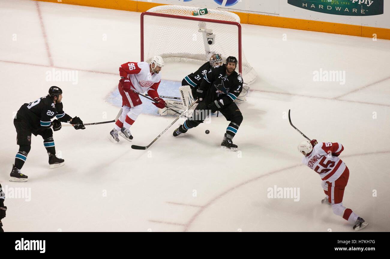 Mai 8, 2011; San Jose, Ca, USA; Detroit Red Wings Verteidiger Niklas Kronwall (55) ein Tor vorbei an San Jose Sharks goalie Antti niemi (31) während der zweiten Periode von Spiel 5 der Western Conference Halbfinale der 2011 Stanley Cup Endspiele an HP Pavilion. die Red Wings besiegten die Haie 4-3. Stockfoto