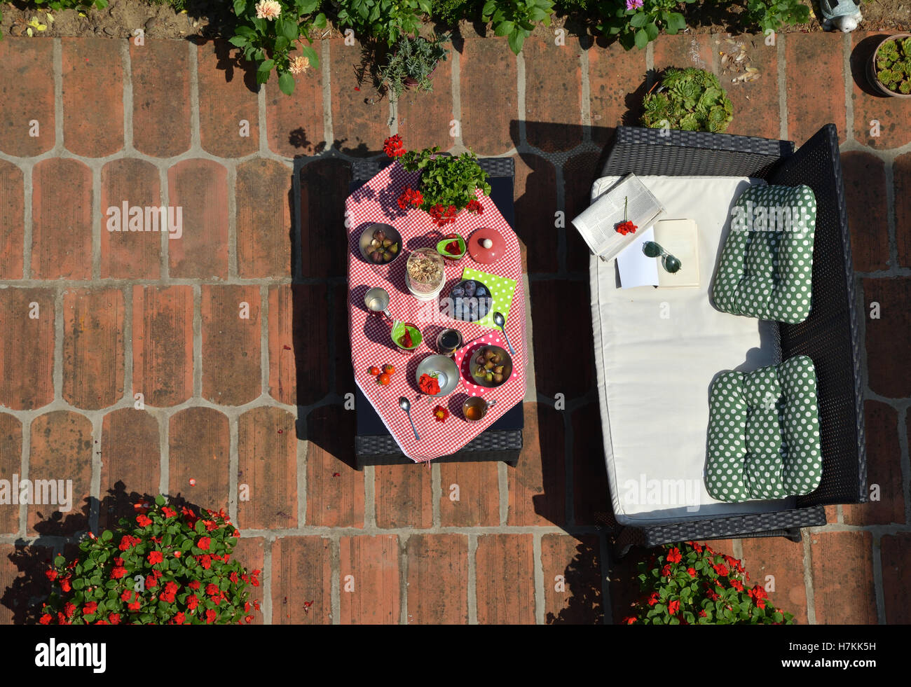 Vogelperspektive von Gartenmöbeln mit bedienten Tisch mit Blumen und Pflanzen umgeben Stockfoto