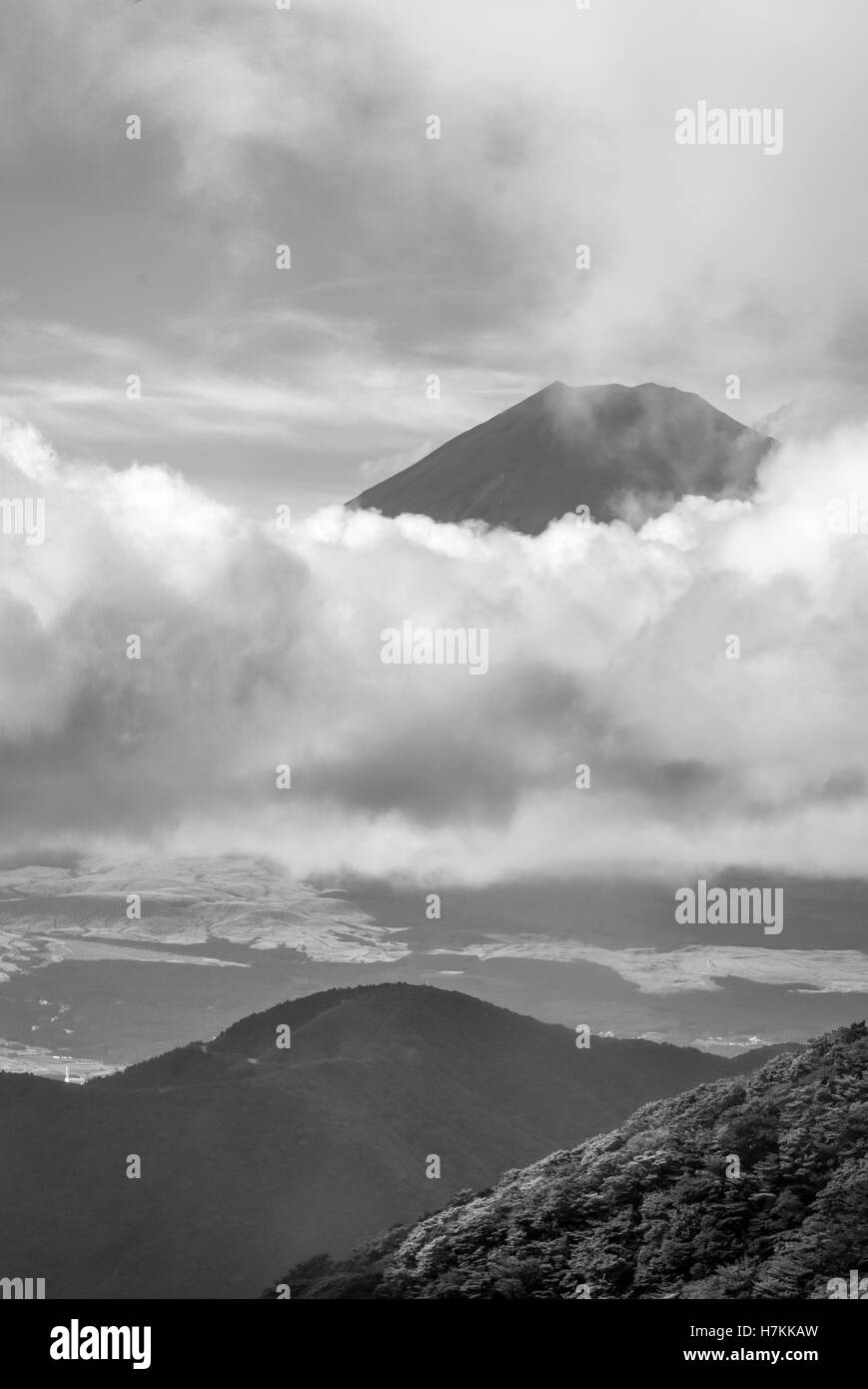 Schwarz-weiß-Porträt der Gipfel von Mount Fuji. Stockfoto