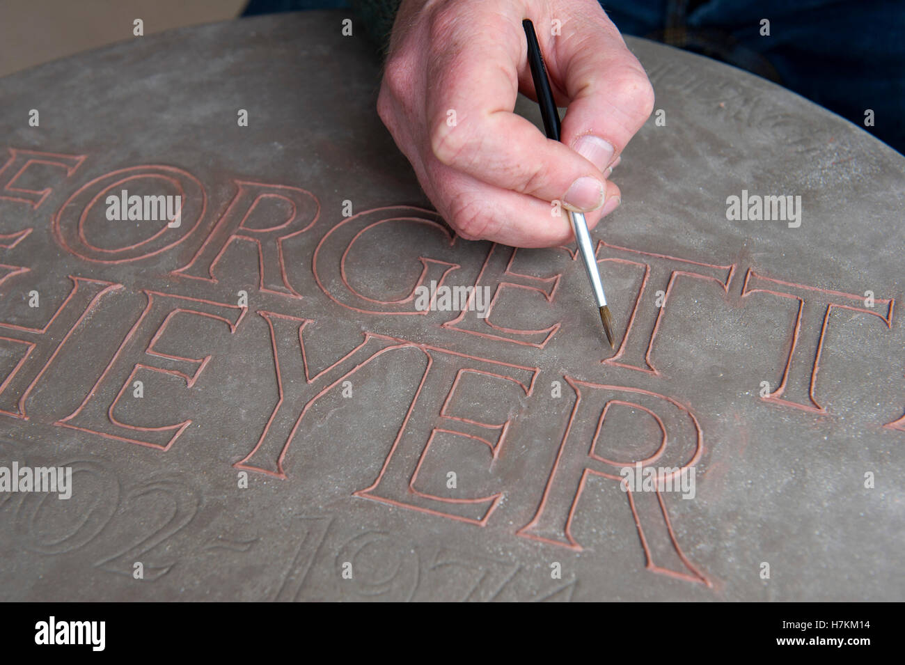 Keramik Erinnerungstafeln, wo Frank & Sue Ashworth & Sohn Justin, der blaue Plaketten, auf Häusern gesehen werden. Eine im Vereinigten Königreich Stockfoto