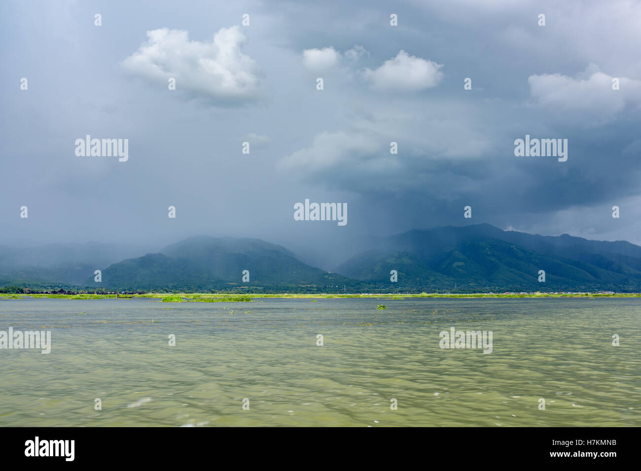Sturm auf der Bank der Inle See in Myanmar Stockfoto