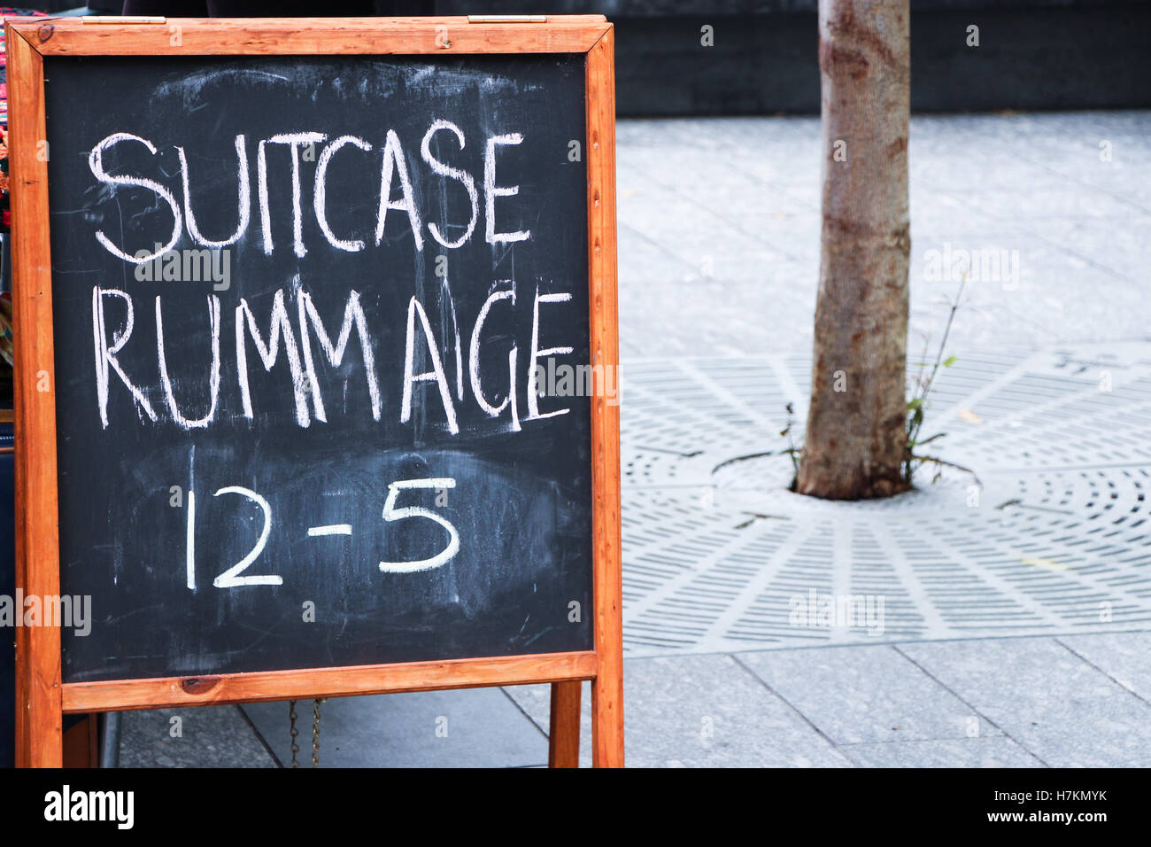 Blackboard sandwich Board anmelden Werbung für einen Koffer Trödel/Flohmarkt/second hand Kleidung Stände Stockfoto
