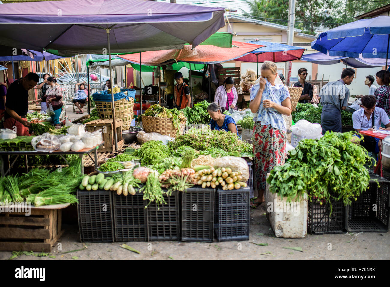 Gemüse und Fisch Straßenmarkt in Asien Stockfoto