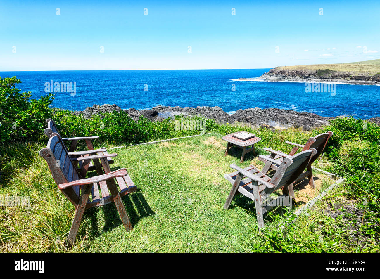 Tische und Stühle mit Blick auf liebt Bay entlang der Küste Kiama, Illawarra Küste, New South Wales, NSW, Australien Stockfoto