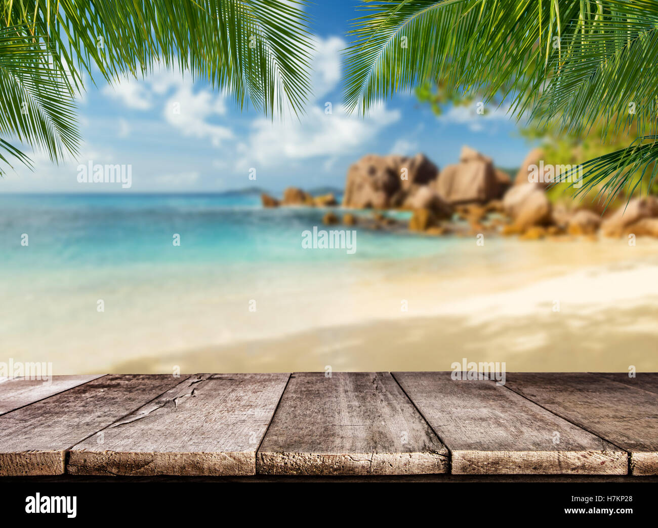 Leere Holzbohlen mit tropischen Strand auf Hintergrund. Ideal für Product placement Stockfoto