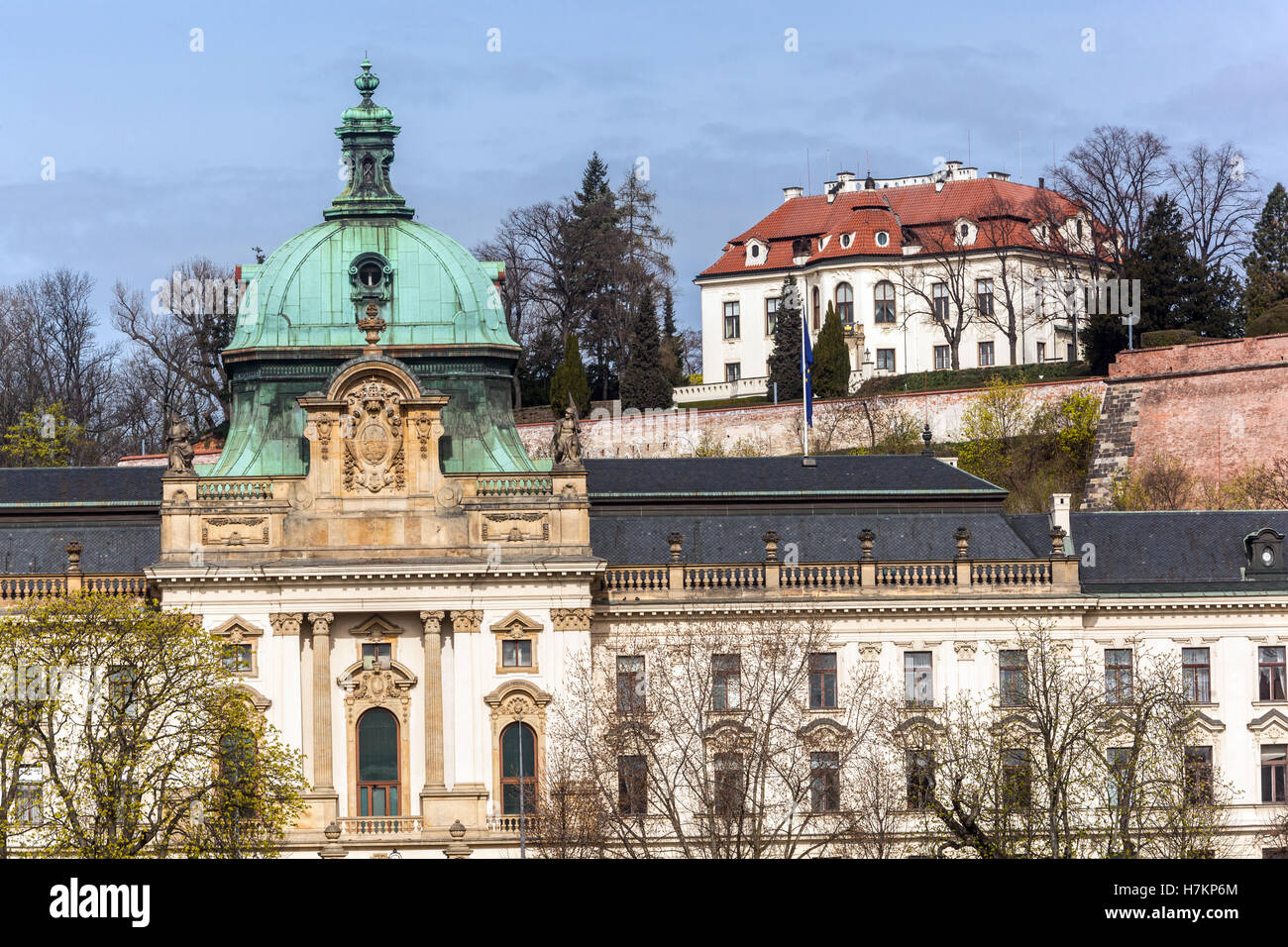 Akademie Strakova, Regierungsbüro, Mala strana und Villa von Karel Kramar, Letna, Prag, Tschechien Stockfoto
