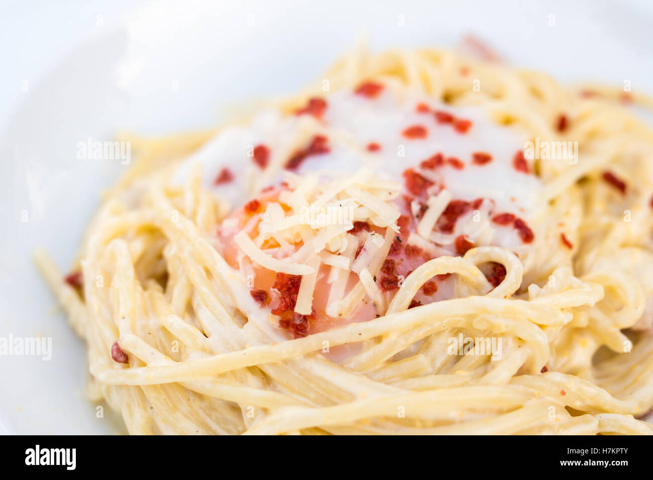 Spaghetti mit specksauce -Fotos und -Bildmaterial in hoher Auflösung ...