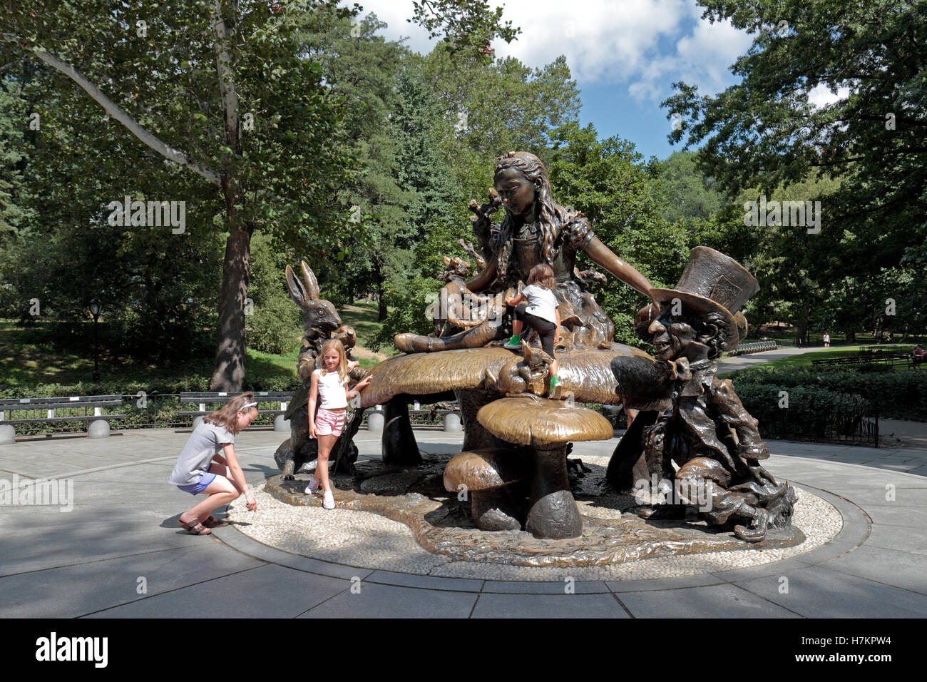 Kinder klettern auf die Alice im Wunderland Skulptur im Central Park, Manhattan, New York, Vereinigte Staaten von Amerika. Stockfoto