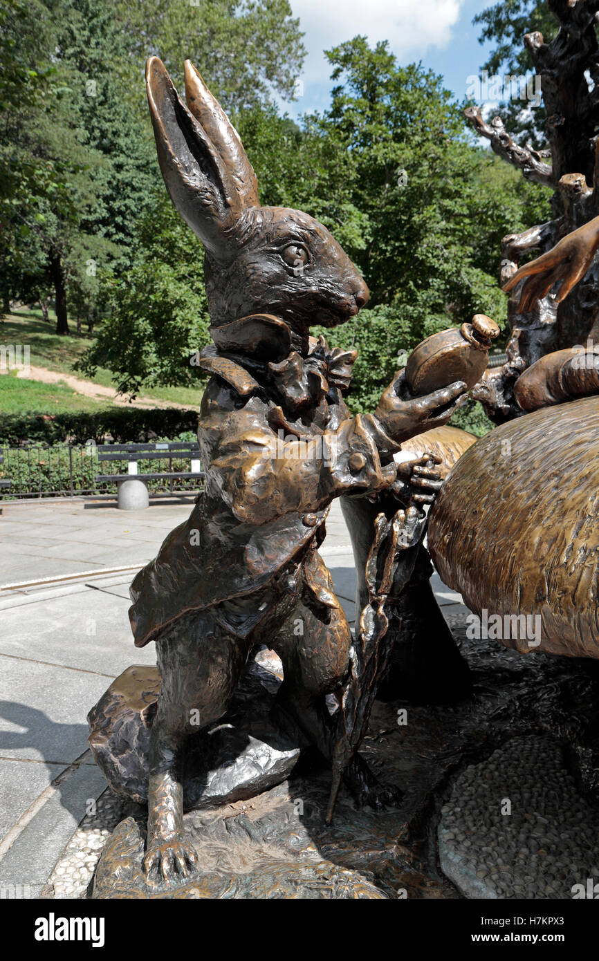 White Rabbit und Alice im Wunderland Skulptur im Central Park, Manhattan, New York, Vereinigte Staaten von Amerika. Stockfoto