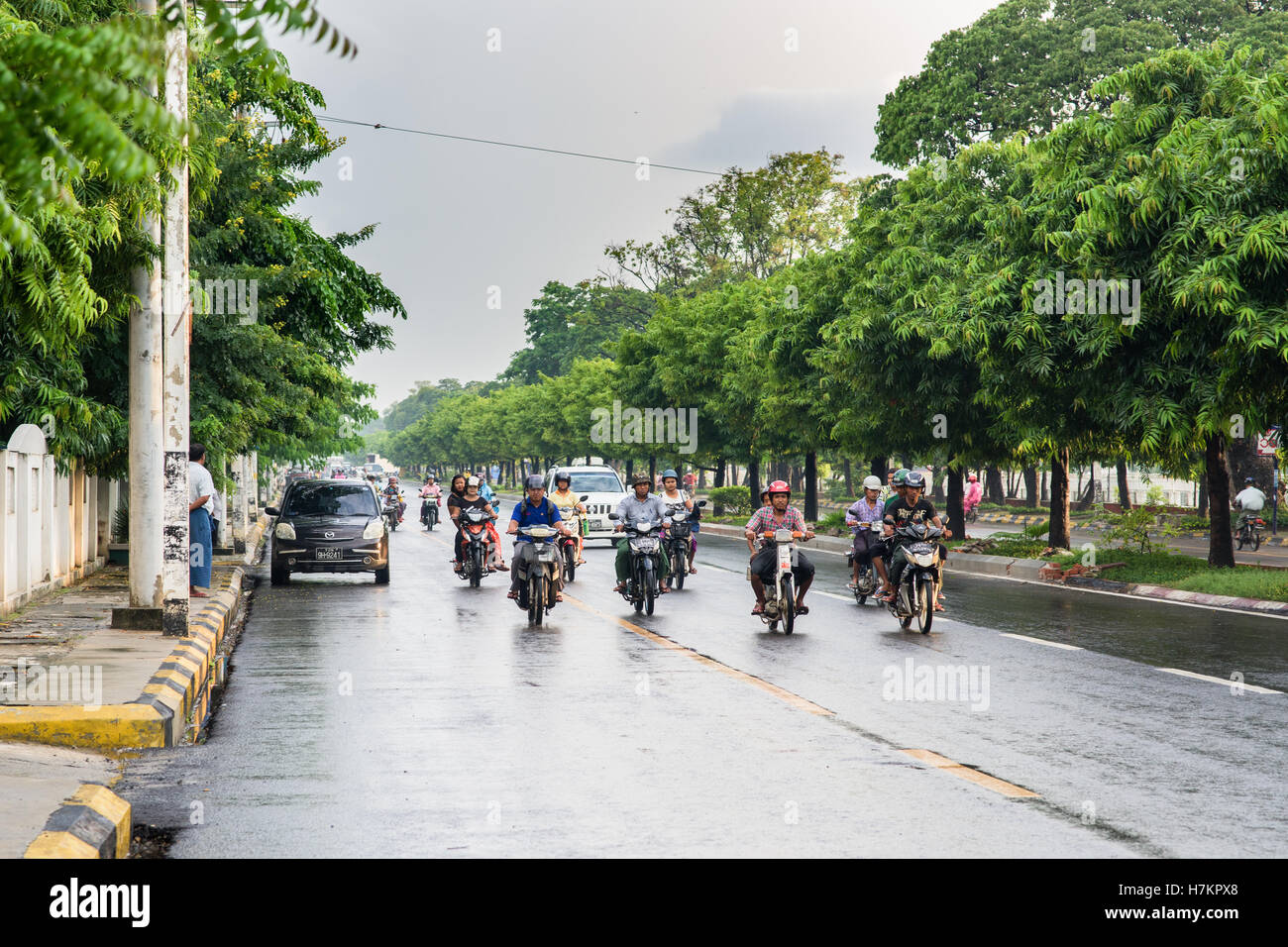 Menschen auf Motorrädern in Straßen von Mandalay, Burma Stockfoto