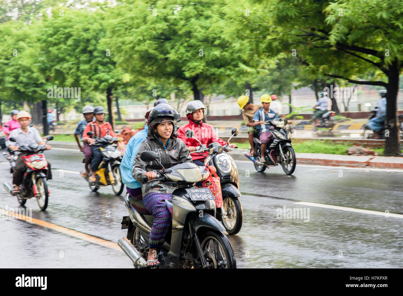 Menschen auf Motorrädern in Straßen von Mandalay, Burma Stockfoto
