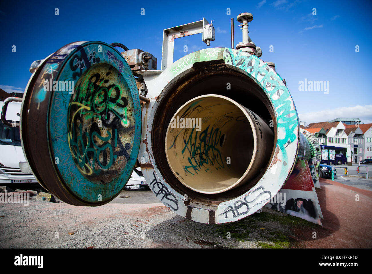 Eine alte Öl-Pipeline in Graffiti bedeckt sitzt außen Stavangers Oild Museum in Norwegen. Stockfoto
