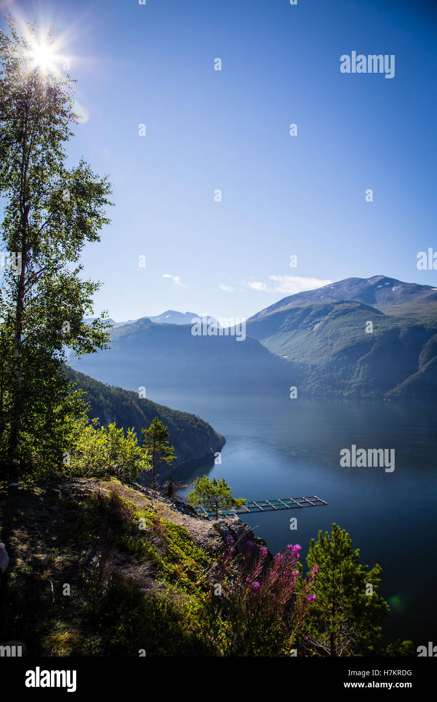 Einem klaren Tag über einen See in der Nähe von Andalsnes, Norwegen, mit der Sonne Stockfoto