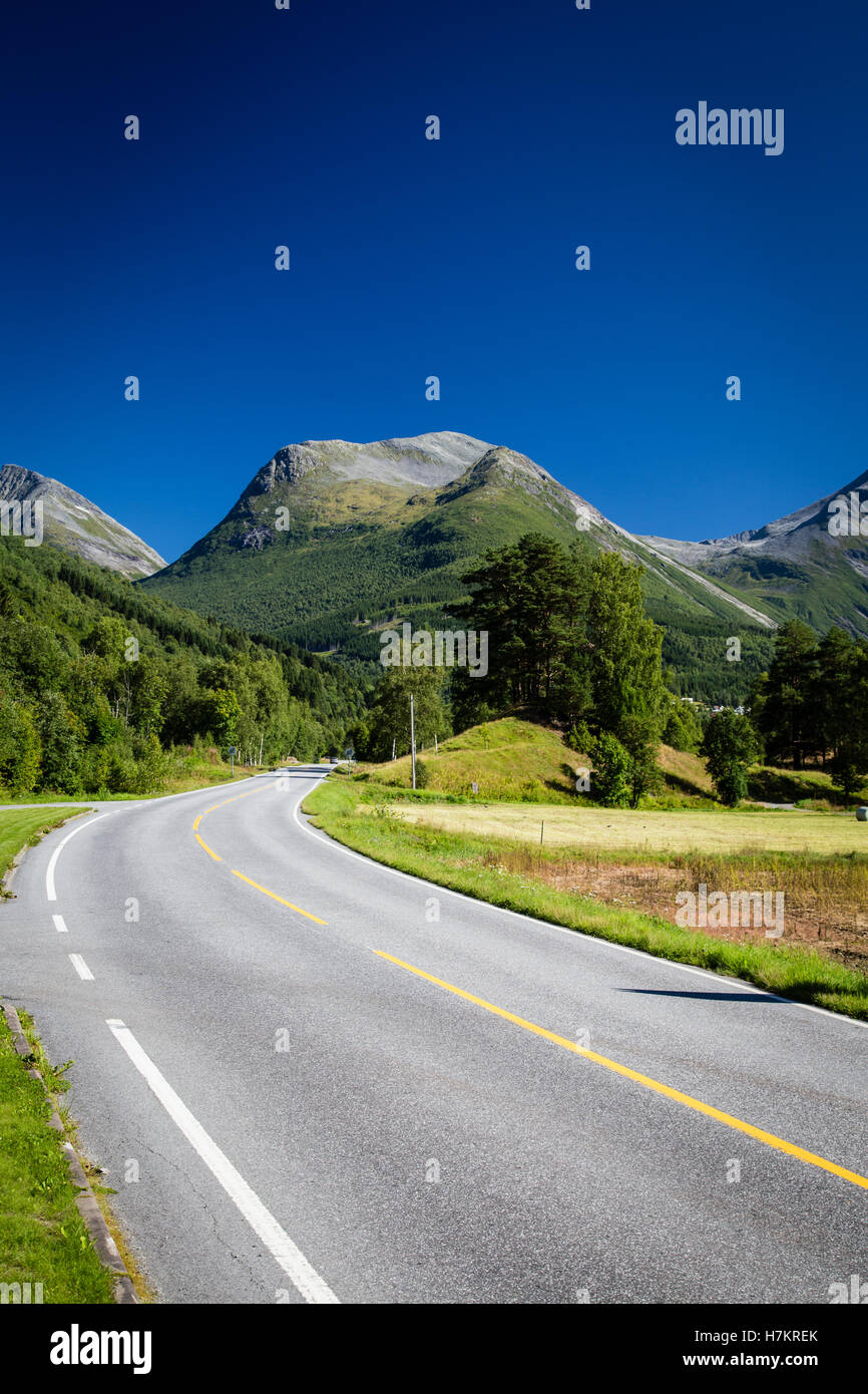 Eine Straße in der Nähe von Andalsnes, Norwegen, durch das "Land der Trolle" Stockfoto