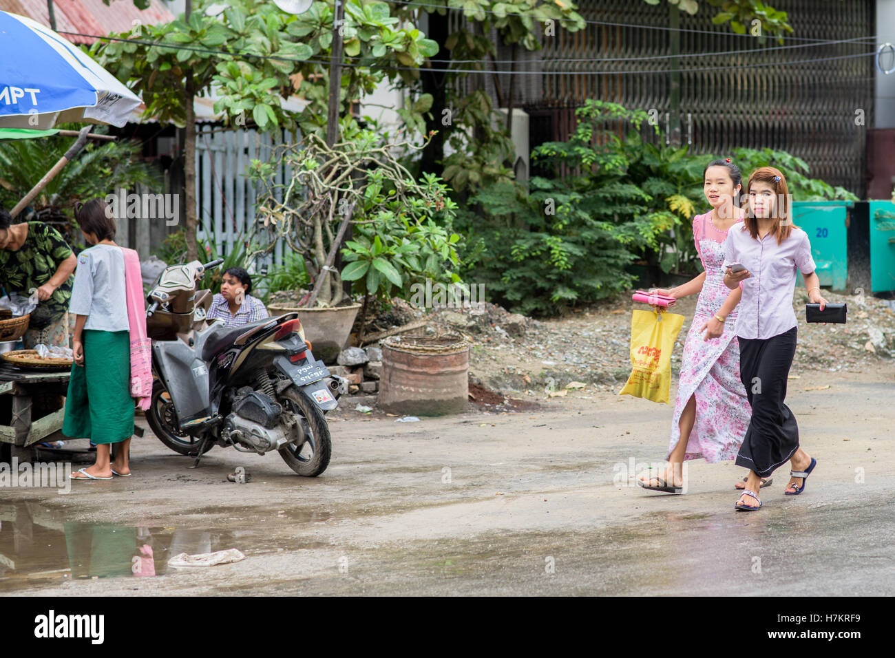 Menschen auf Motorrädern in Straßen von Mandalay, Burma Stockfoto