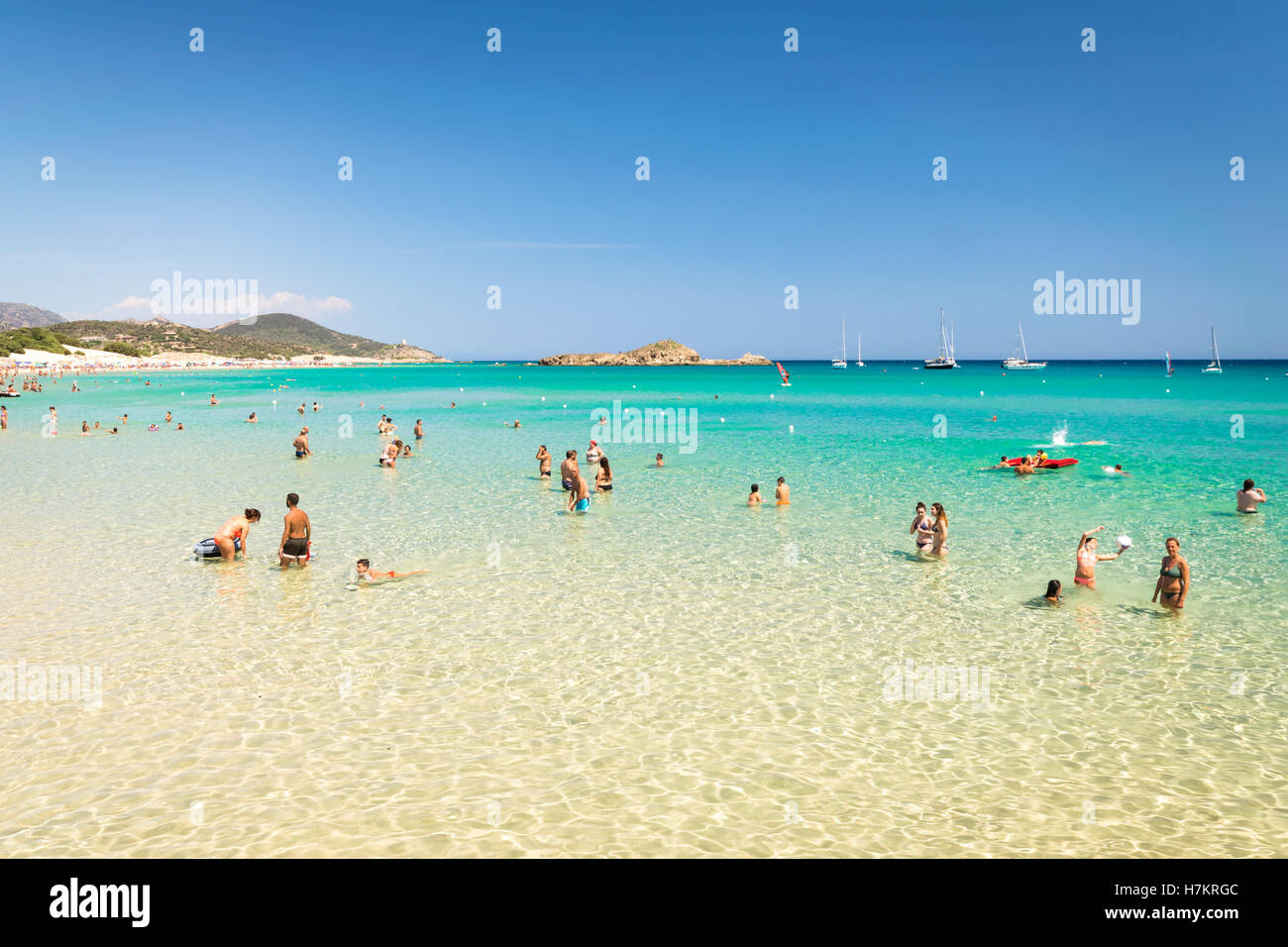 Chia, Italien - 18. August 2016: Die wunderbare Strände und kristallklares Wasser der Bucht von Chia, Sardinien, Italien. Stockfoto