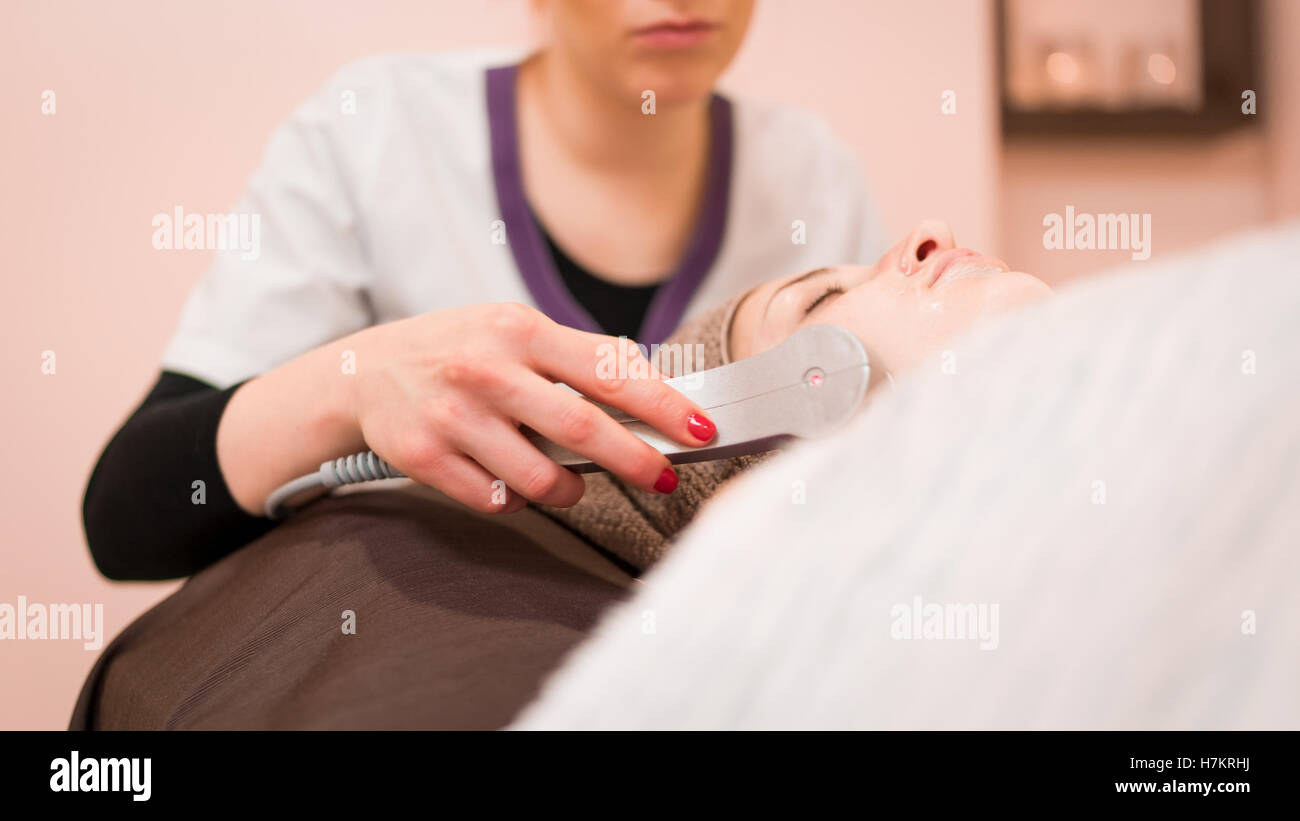 Laser-Behandlung um Gesichtshaut Unvollkommenheiten in einem Schönheitssalon zu entfernen. Stockfoto