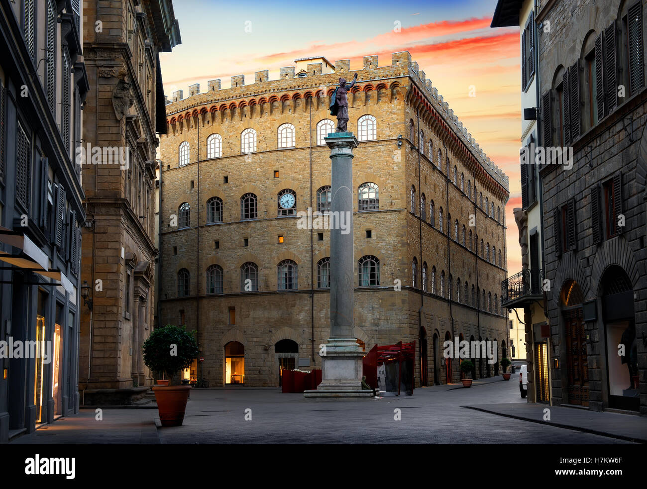 Platz der Heiligen Dreifaltigkeit und Spalte der Justiz in Florenz, Italien Stockfoto