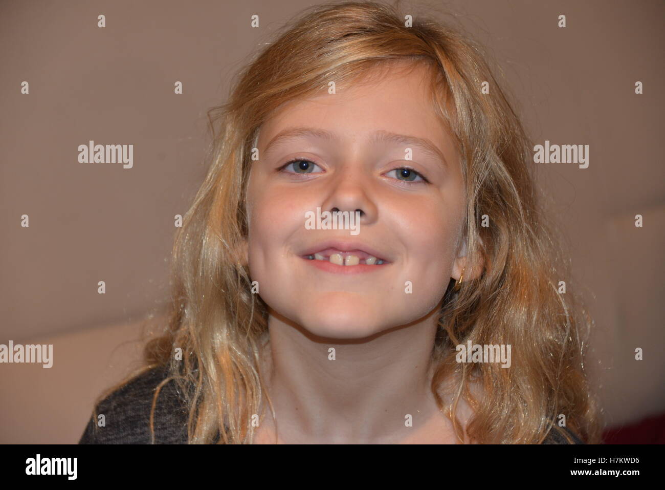 Kopf-Aufnahmen von jungen Mädchen im Alter von 8 Jahren lächelnd Stockfoto