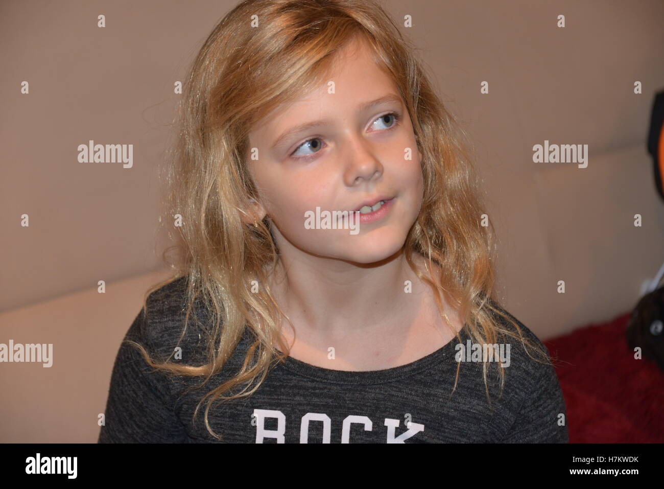 8 Jahre altes Mädchen blonde Schulter Länge Haar Kopfschüsse lächelnd Stockfoto