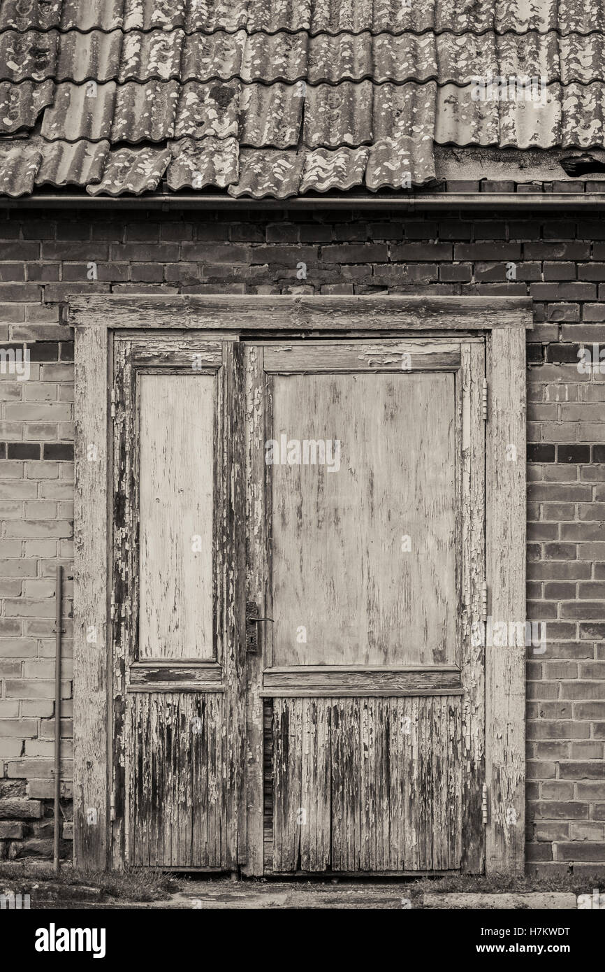 Geschlossener Tür verlassenen der alten Gebäude. Vintage Hausfassade. Grunge-Architektur. Stockfoto