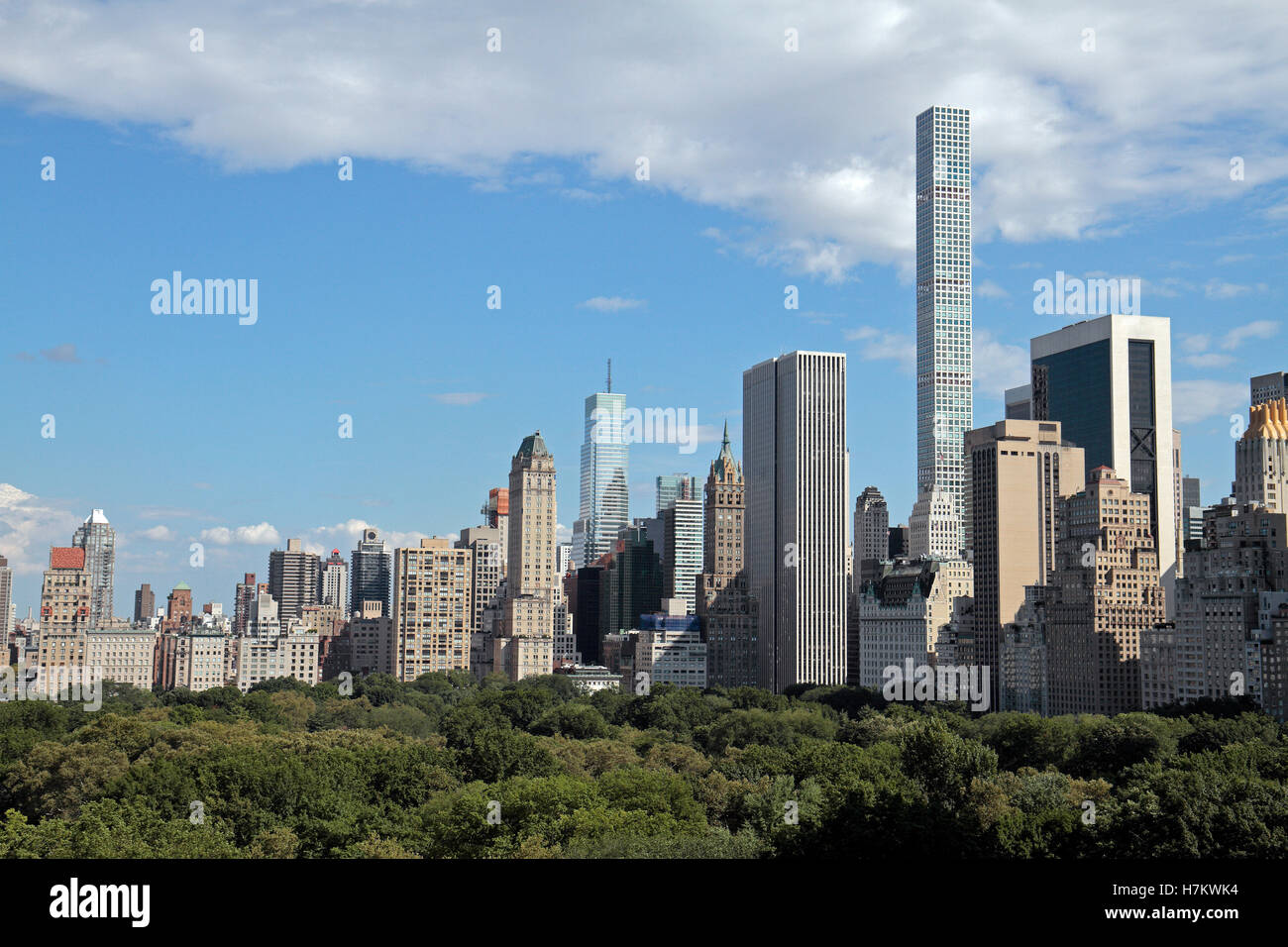 Blick über den Central Park in Richtung der Skyline von Midtown Manhattan, New York, USA (August 2016). Stockfoto