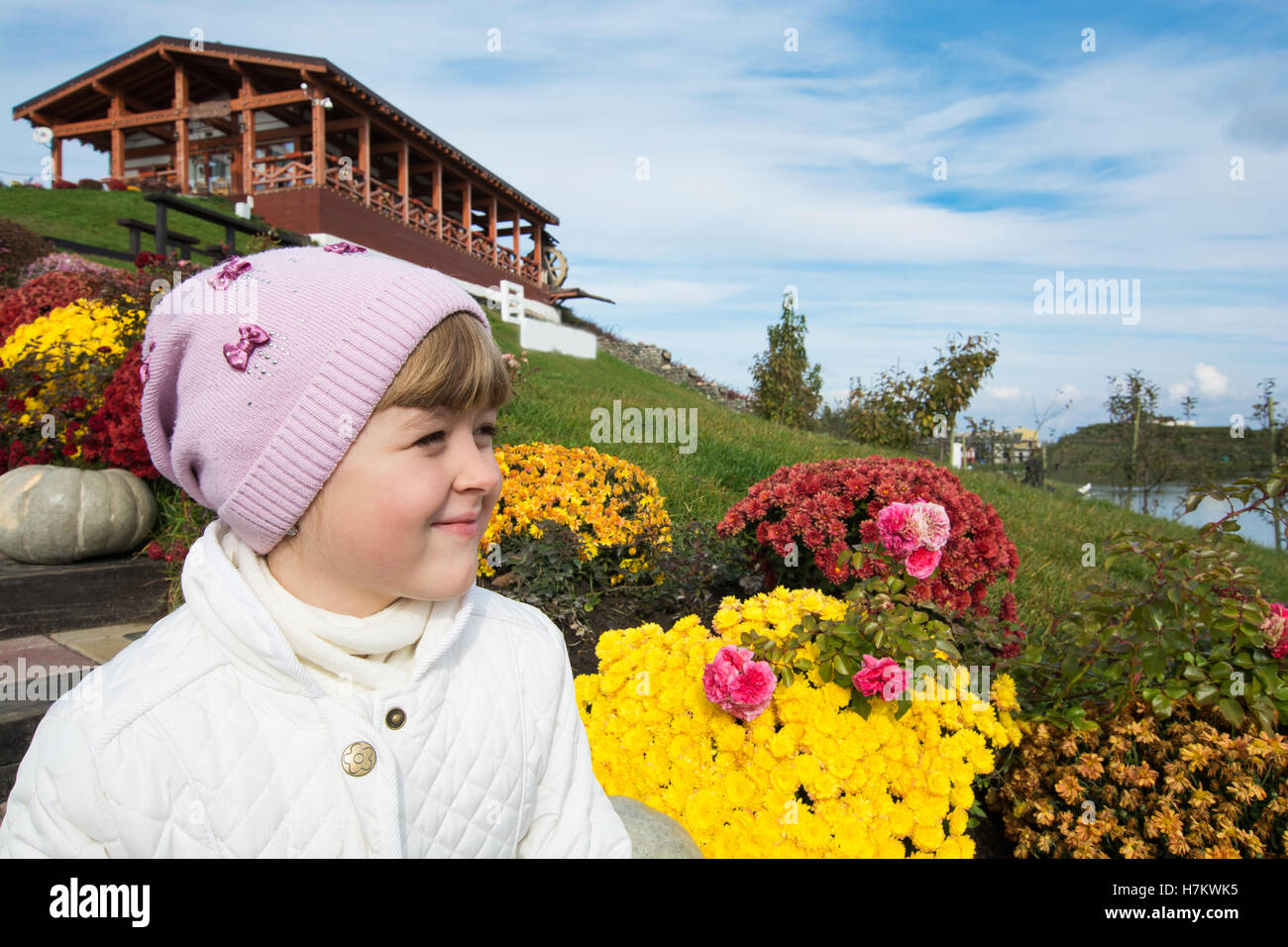 kleines Mädchen unter den hellen Blumen Stockfoto