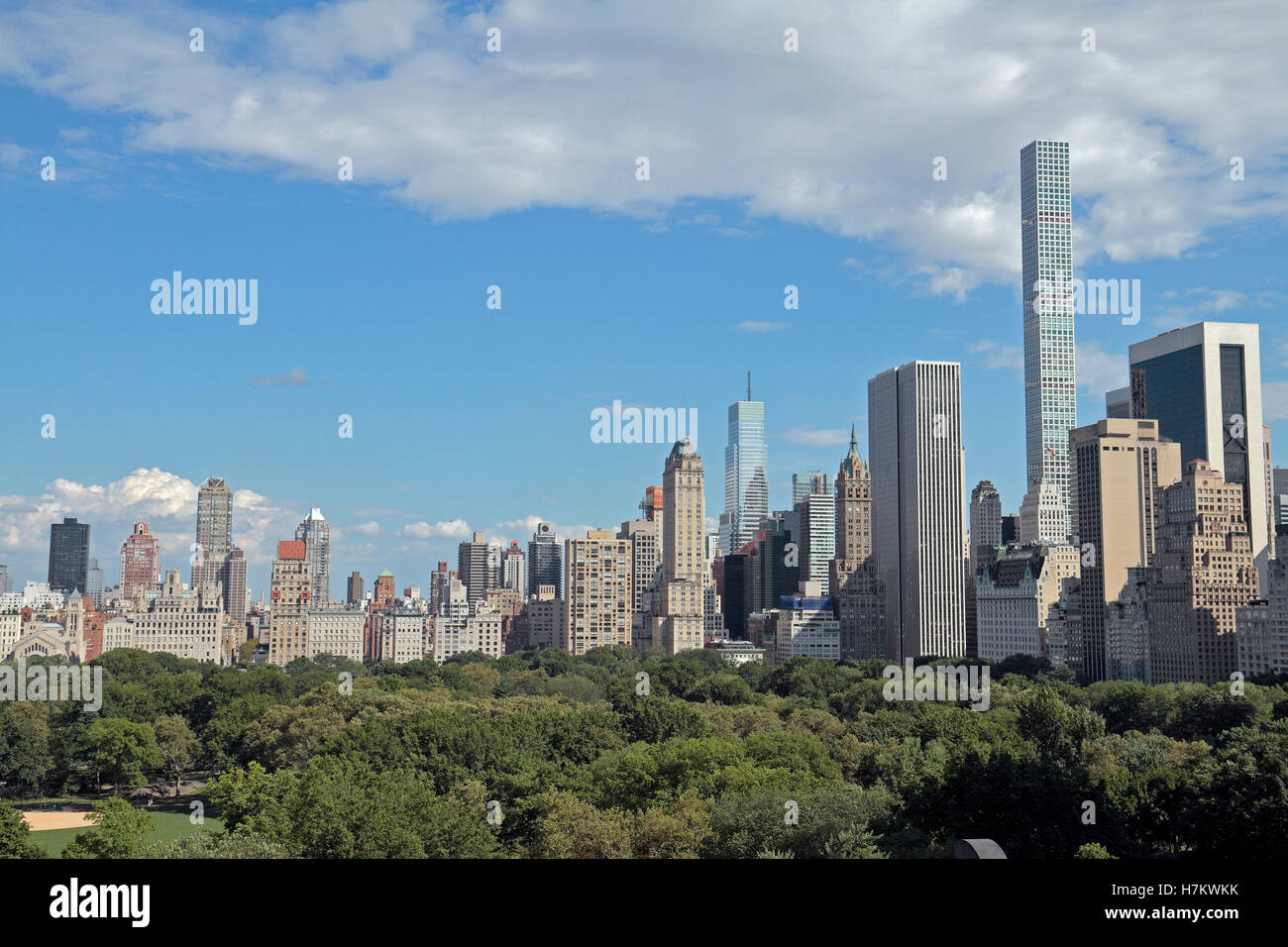 Blick über den Central Park in Richtung der Skyline von Midtown Manhattan, New York, USA (August 2016). Stockfoto