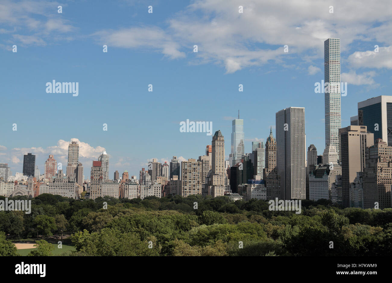 Blick über den Central Park in Richtung der Skyline von Midtown Manhattan, New York, USA (August 2016). Stockfoto