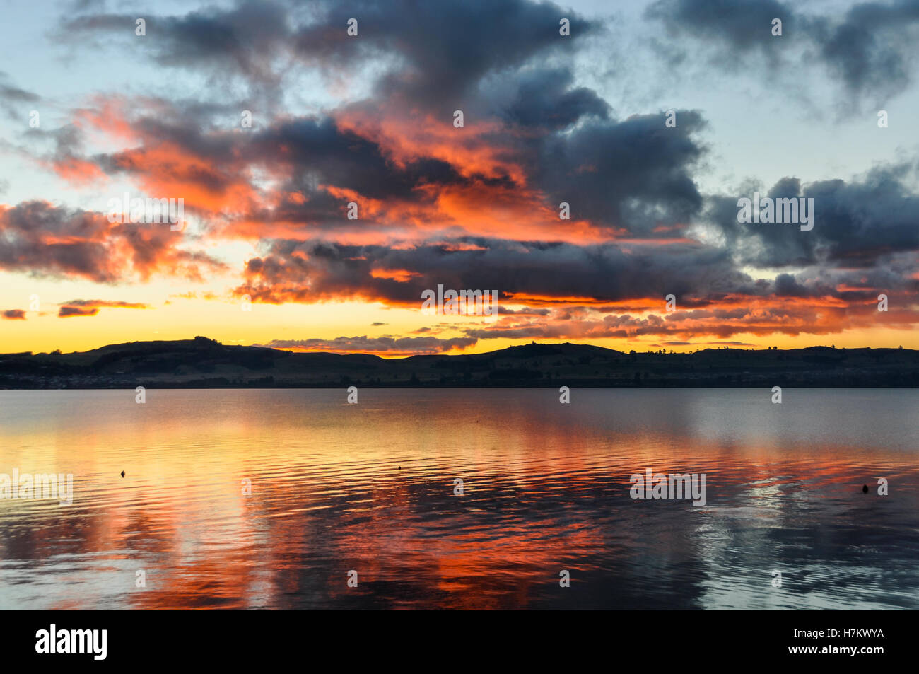 Farbenprächtigen Sonnenuntergang in der majestätischen Lake Taupo in der Nordinsel von Neuseeland Stockfoto