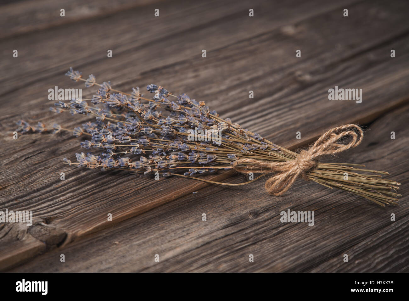 Nahaufnahme der getrockneten Lavendel Strauß auf Grunge Holz Hintergrund Stockfoto