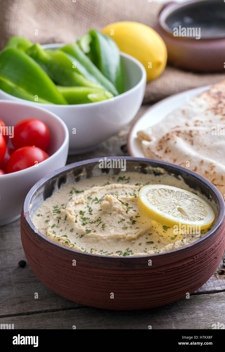 Humus in hausgemachte Schüssel Chapati und Gemüse. Stockfoto