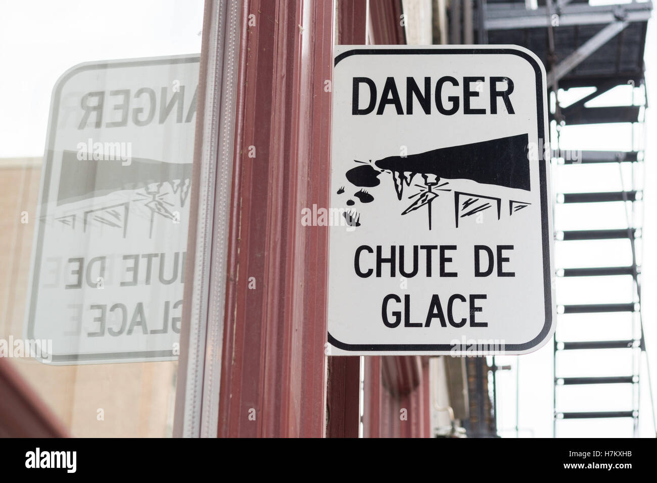 Gefahr fallen Eis - Gefahr Rutsche de glace - Zeichen in Quebec Stadt, Quebec, Kanada Stockfoto