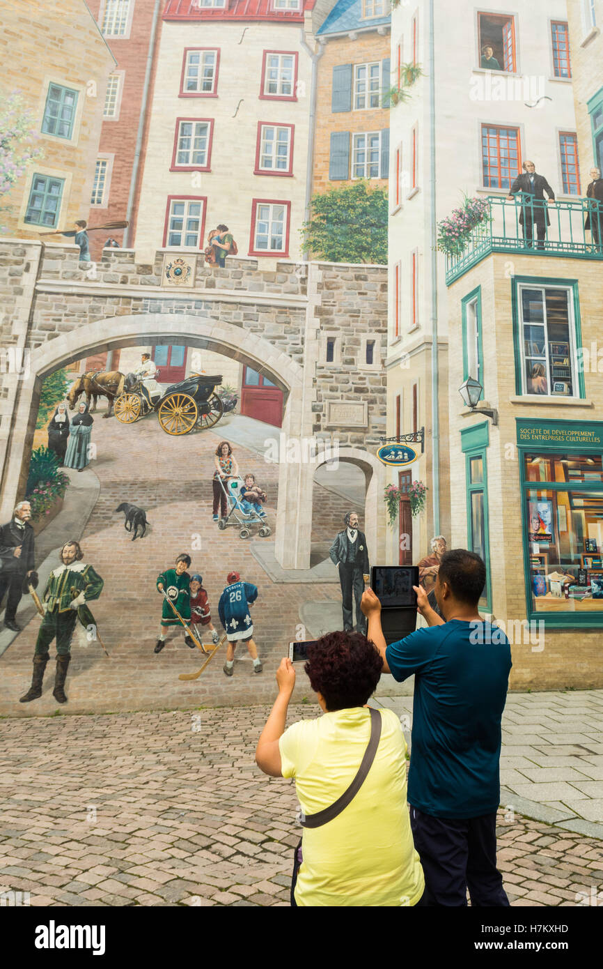 Touristen von asiatischen Extraktion fotografieren vor dem Fresko für die Menschen von Quebec, "Quebec City", Quebec, Kanada Stockfoto