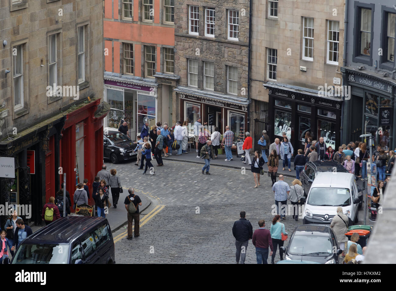 Szenen in der Victoria Street St aus dem Edinburgh Festival Fringe Jungfrau gesponsert Straßenfest 2015 Edinburgh, Schottland, U Stockfoto