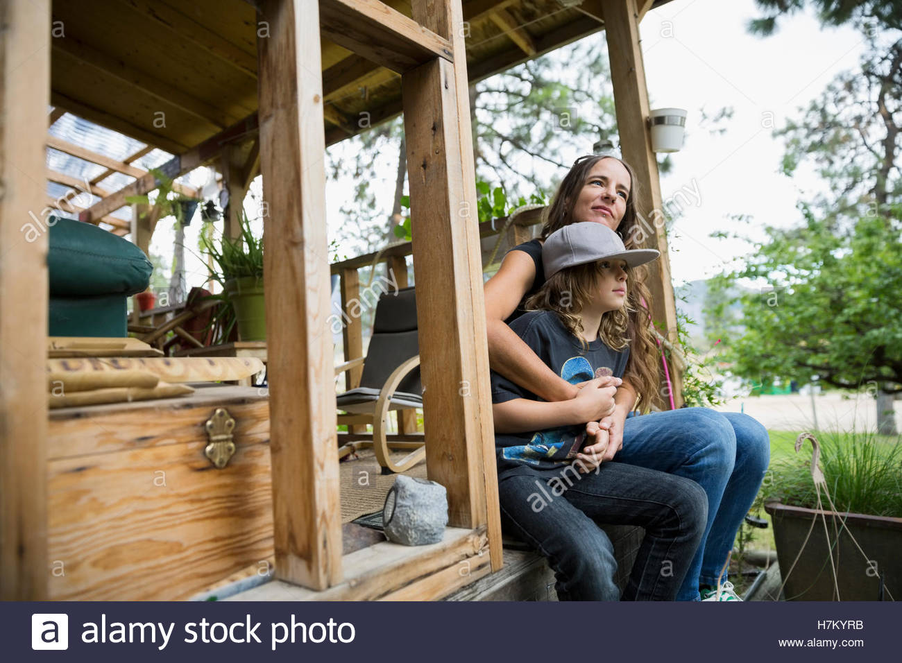 Mutter und Sohn bonding umarmt auf Veranda Stockfoto