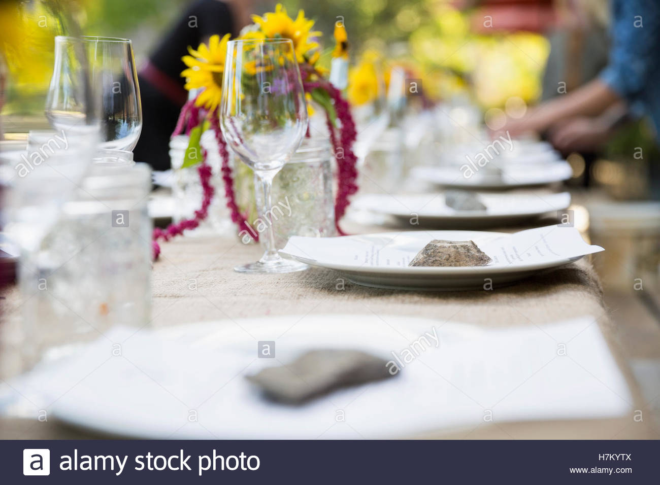 Menüs unter Steinen auf Tisch bei der Ernte Abendessen placesetting Stockfoto