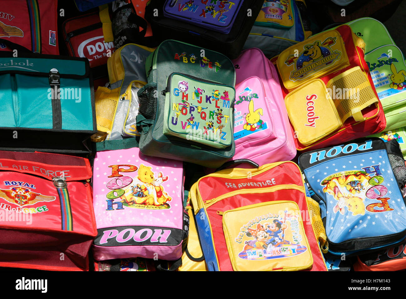 Schultaschen für Kinder, die in einer Garderobe der Grundschule an den Haken  hängen Stockfotografie - Alamy