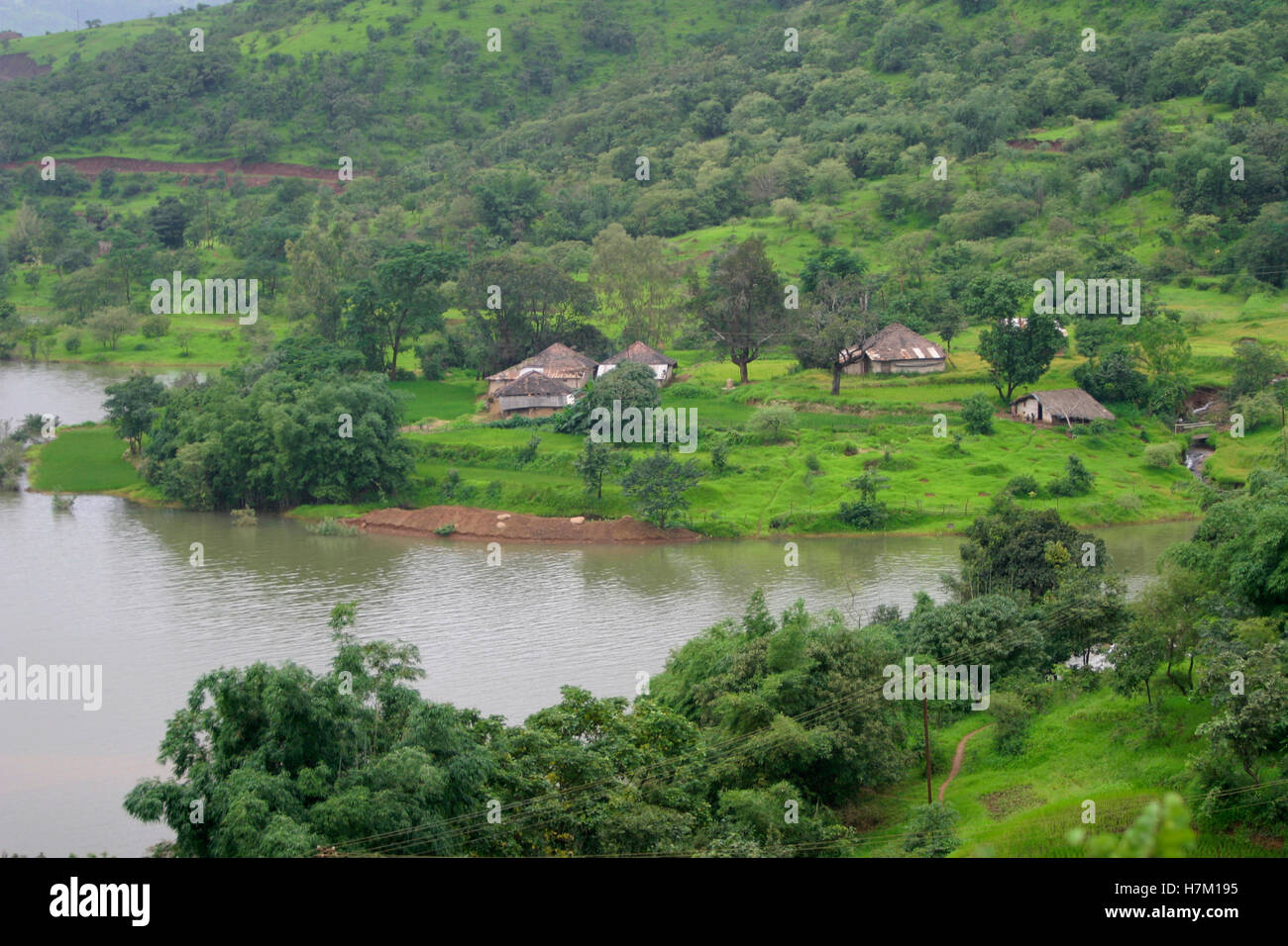 Dorf auf dem Rücken eines Damms (Panshet, Pune, Maharashtra, Indien) Stockfoto