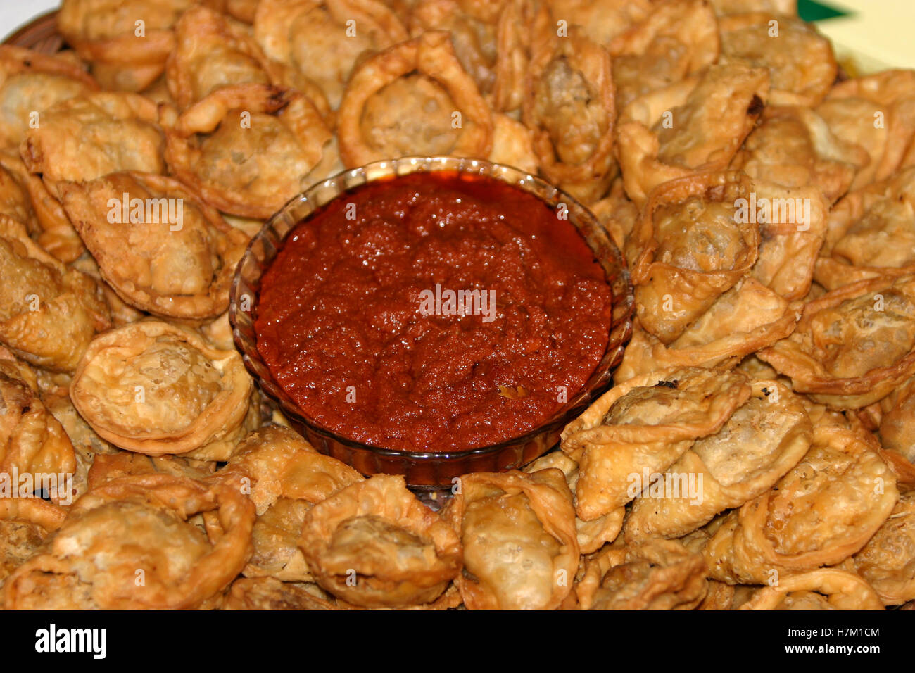 Indischer Imbiss, Samosa und rote Chutney (indische Sauce) Stockfoto