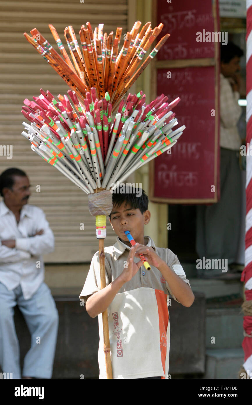 Flöten mit Querflöte Verkäufer. Gefunden Sie häufig in indischen Straßen. Stockfoto