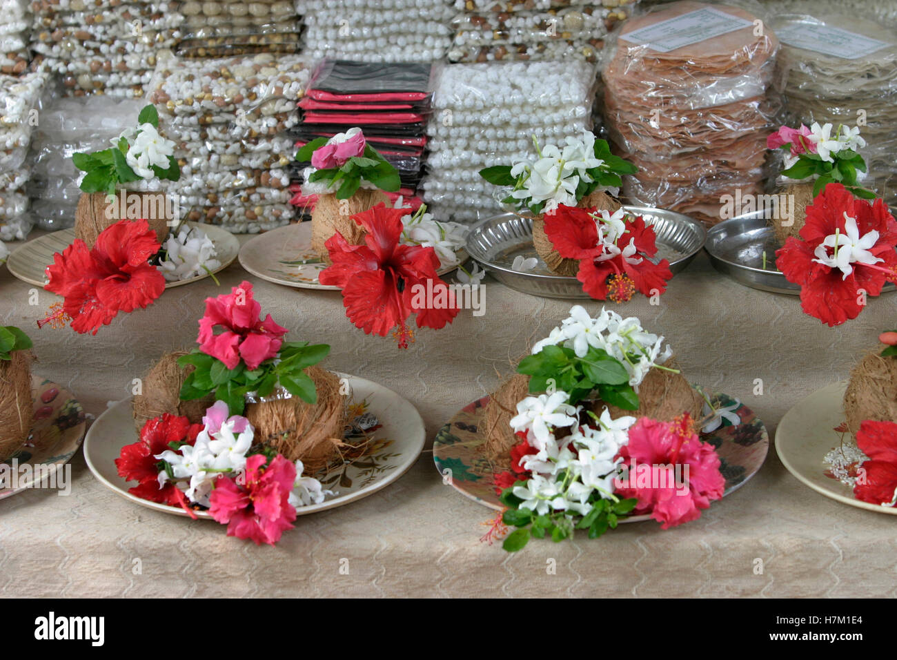 Blumen für das Gebet — Hindu religiösen traditionelle Art und Weise der Verehrung Stockfoto
