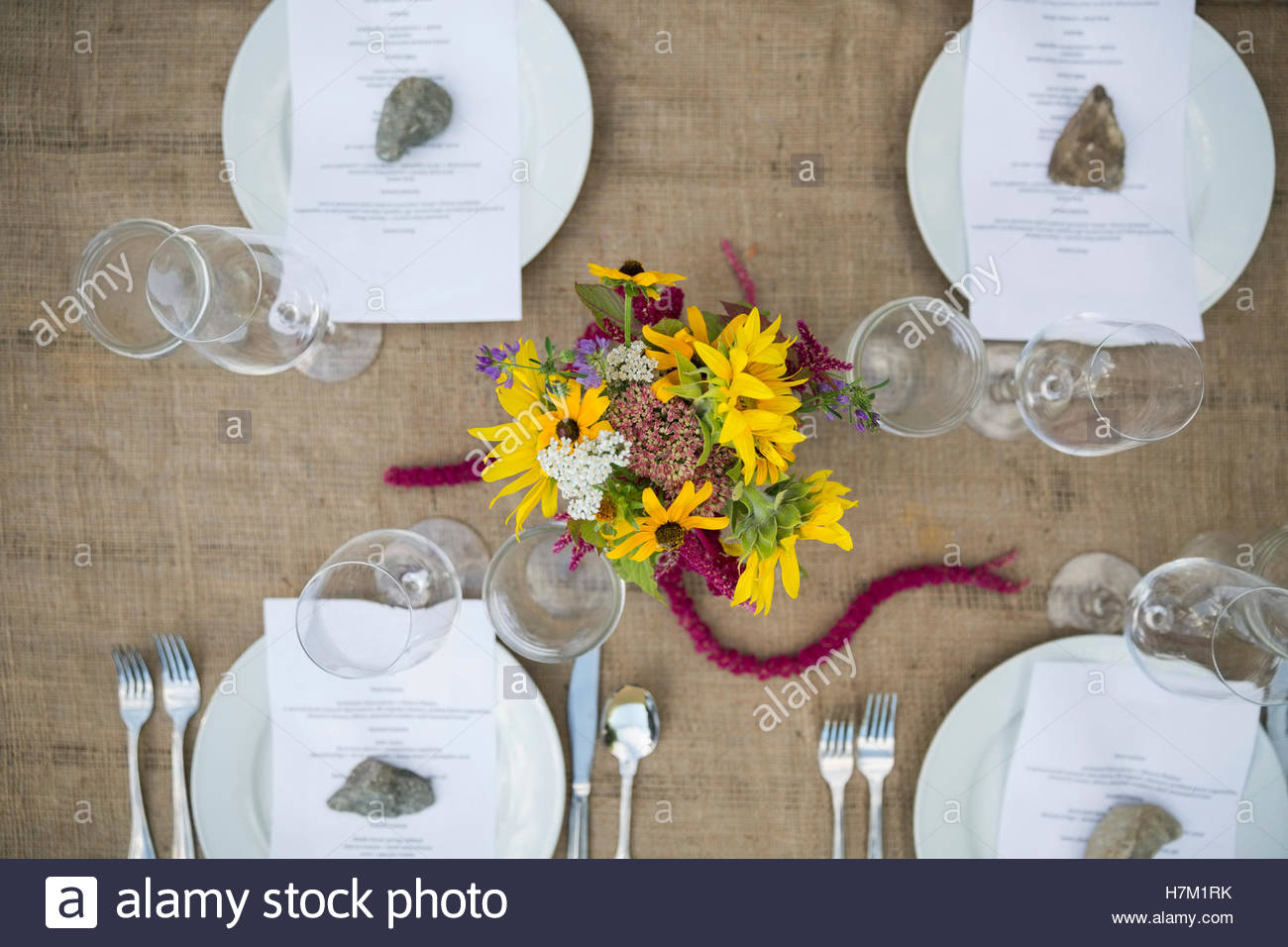 Draufsicht des Menüs unter Steinen auf Tisch bei der Ernte Abendessen placesetting Stockfoto