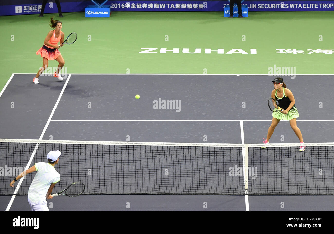 Zhuhai, China Guangdong Provinz. 6. November 2016. IPEK Soylu der Türkei und Xu Yifan(R) von China konkurrieren während der Frauen Doppel-Finale gegen Yang Zhaoxuan und Sie Xiaodi von China beim WTA-Elite-Trophy-Turnier in Zhuhai, Süd-China Guangdong Provinz, am 6. November 2016. IPEK Soylu und Xu Yifan gewann 2: 1 und behauptete die Trophäe. Bildnachweis: Lu Hanxin/Xinhua/Alamy Live-Nachrichten Stockfoto