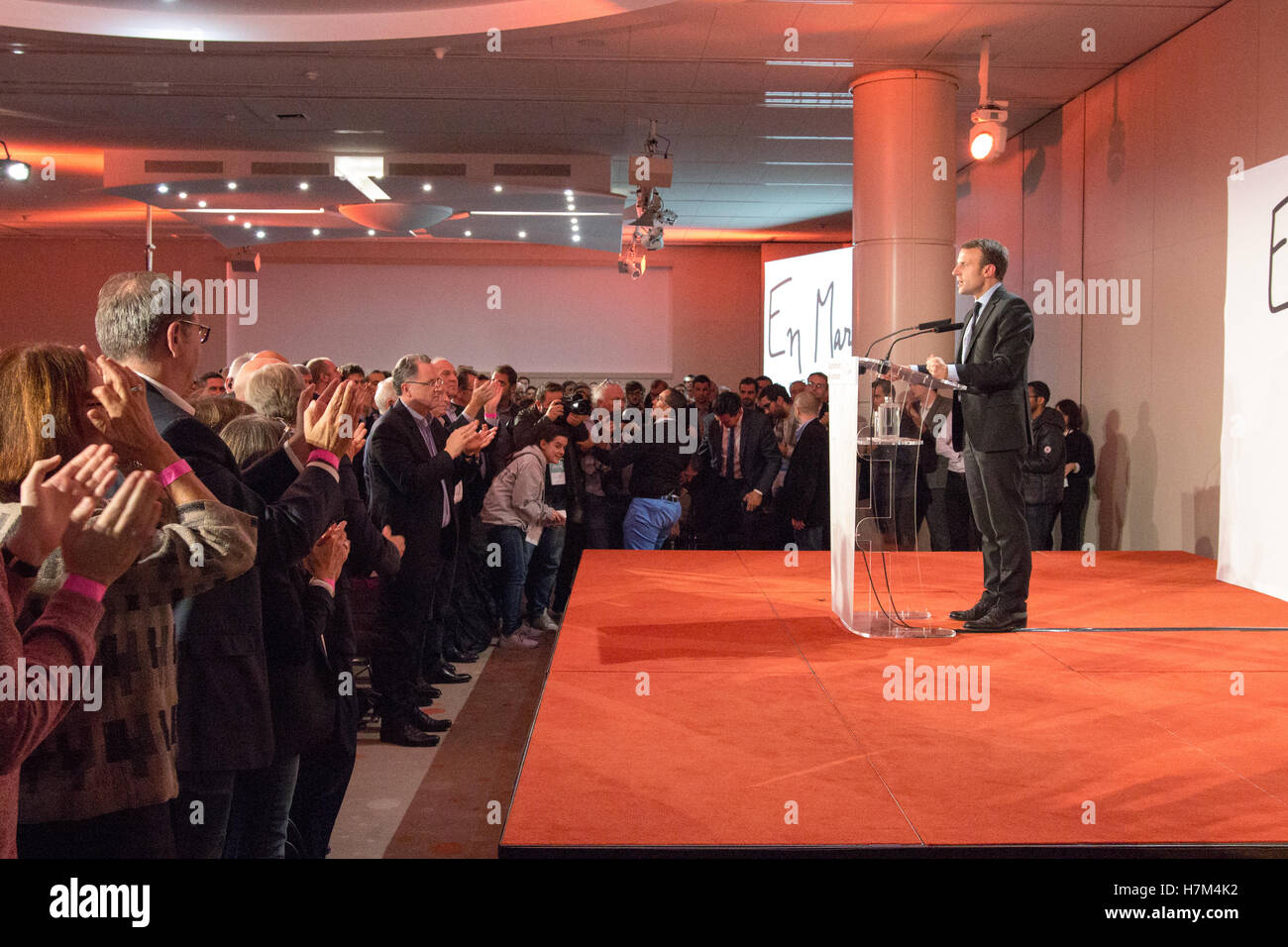 Paris, Frankreich. 5. November 2016. Emmanuel Macron hält eine Rede an die lokale Führungskräfte "En Marche!" Bewegung am 5. November 2016. Bildnachweis: Paul-Marie Guyon/Alamy Live-Nachrichten Stockfoto