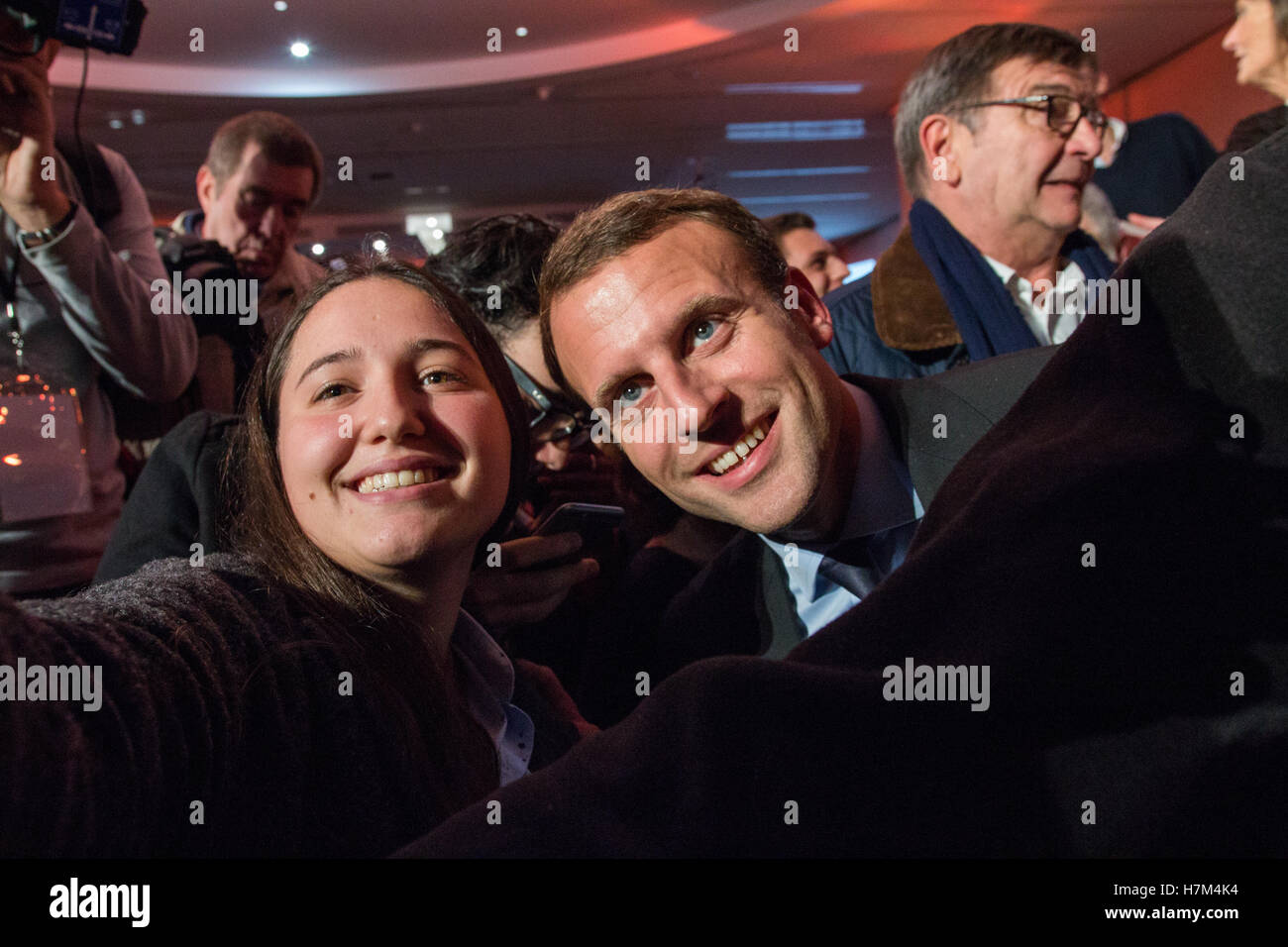 Paris, Frankreich. 5. November 2016. Emmanuel Macron posiert für Selfie 5. November 2016 mit einem lokalen Exekutive seiner "En Marche!"-Bewegung. Bildnachweis: Paul-Marie Guyon/Alamy Live-Nachrichten Stockfoto