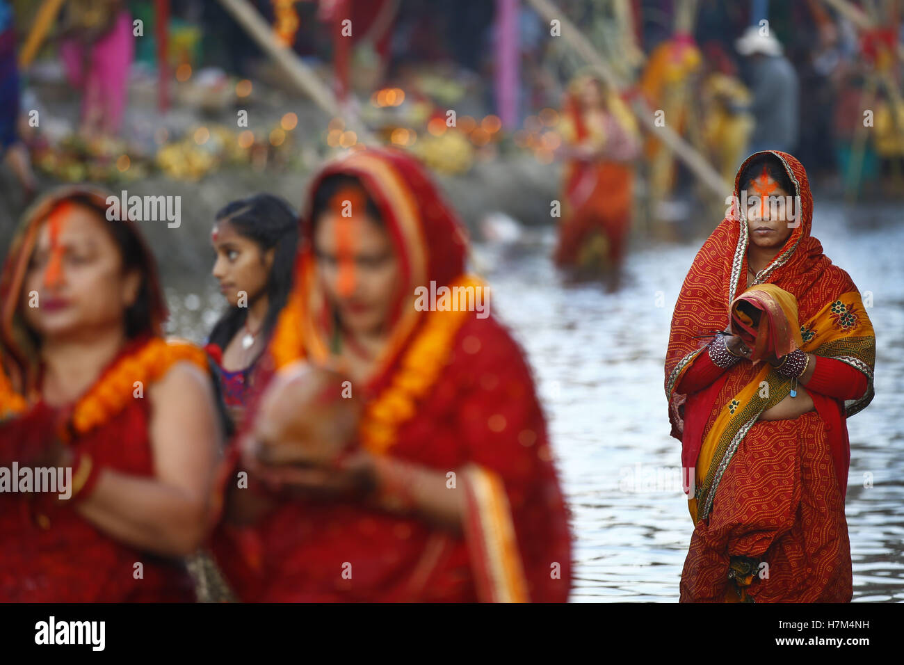 Kathmandu, Nepal. 6. November 2016. Nepalesische Hindu-Frauen Gebete an die Sonne an den Ufern des Heiligen Bagmati-Fluss während Chhath Festival in Guhyeshwari, Kathmandu, Nepal auf Sonntag, 6. November 2016 bietet. Am Chhath, eine alte Festival beobachtet von Hindus, versammeln sich Anhänger am heiligen Fluss, Gebete durch Fasten, Baden und im Wasser stehen für kontinuierliche Zeiträume, Gebete an den Sonnengott, danke und Respekt, Segen für die Erhaltung des Lebens auf der Erde zu suchen anzubieten anzubieten. Bildnachweis: Skanda Gautam/ZUMA Draht/Alamy Live-Nachrichten Stockfoto